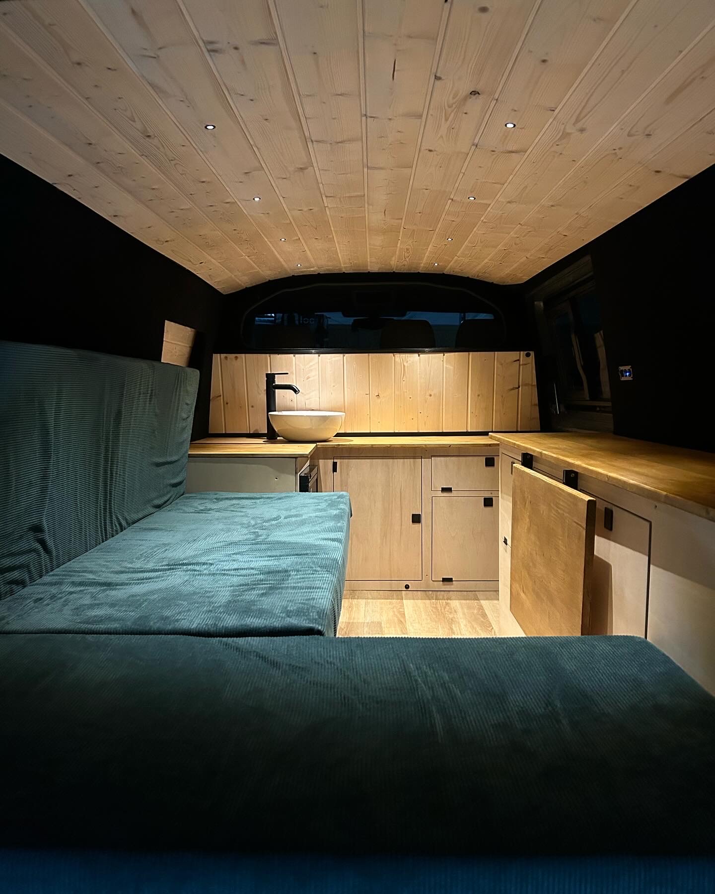 Amenagement-van-vire-normandie Lumière d'ambiance, électricité, menuiserie et couchage d'un van sur mesure