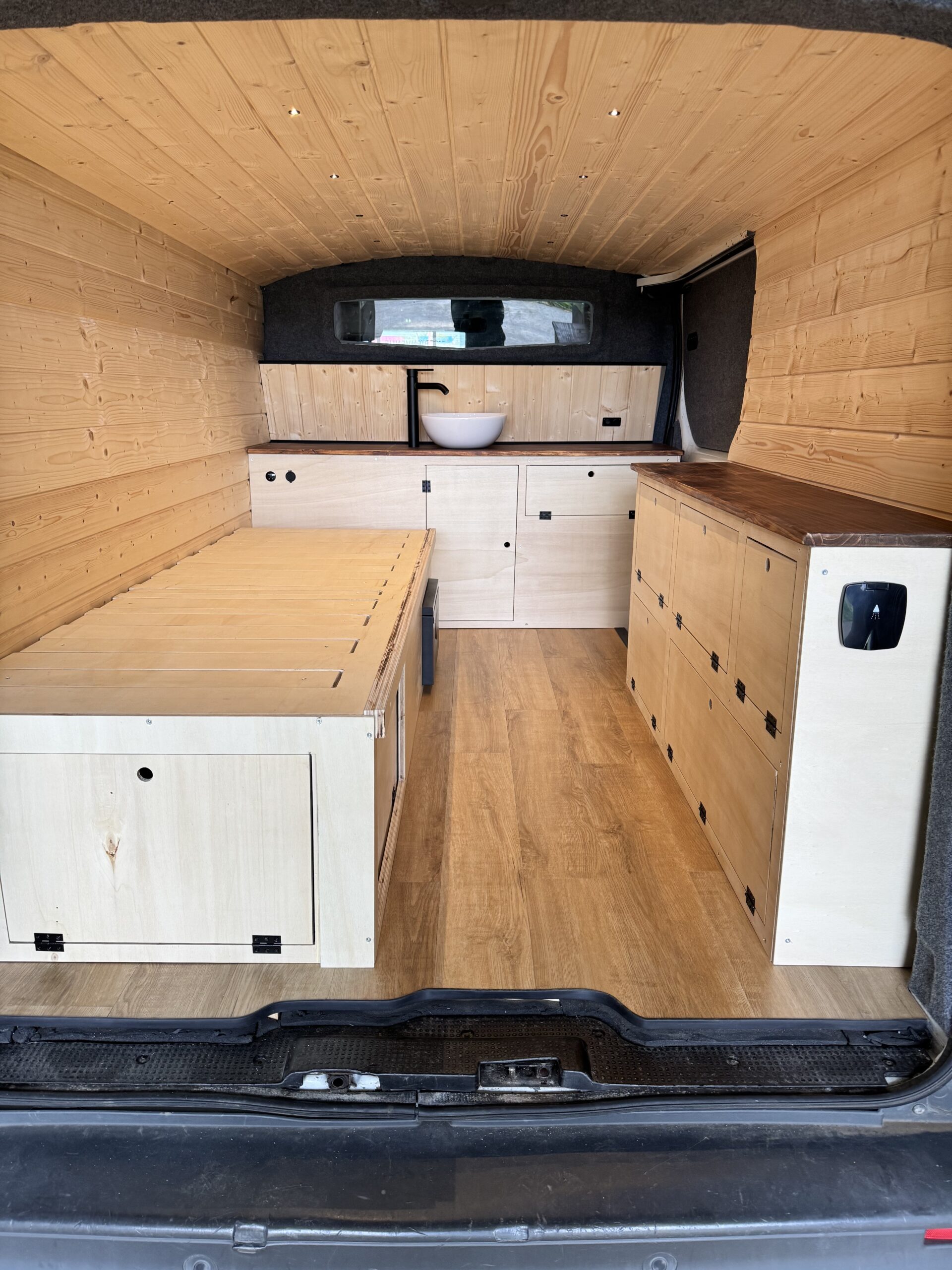 Le-spoteur-isolation-van-fourgon-camionnette-normandie Menuiserie intérieure, électricité et eau réalisée par le Spoteur d'un camion sur mesure