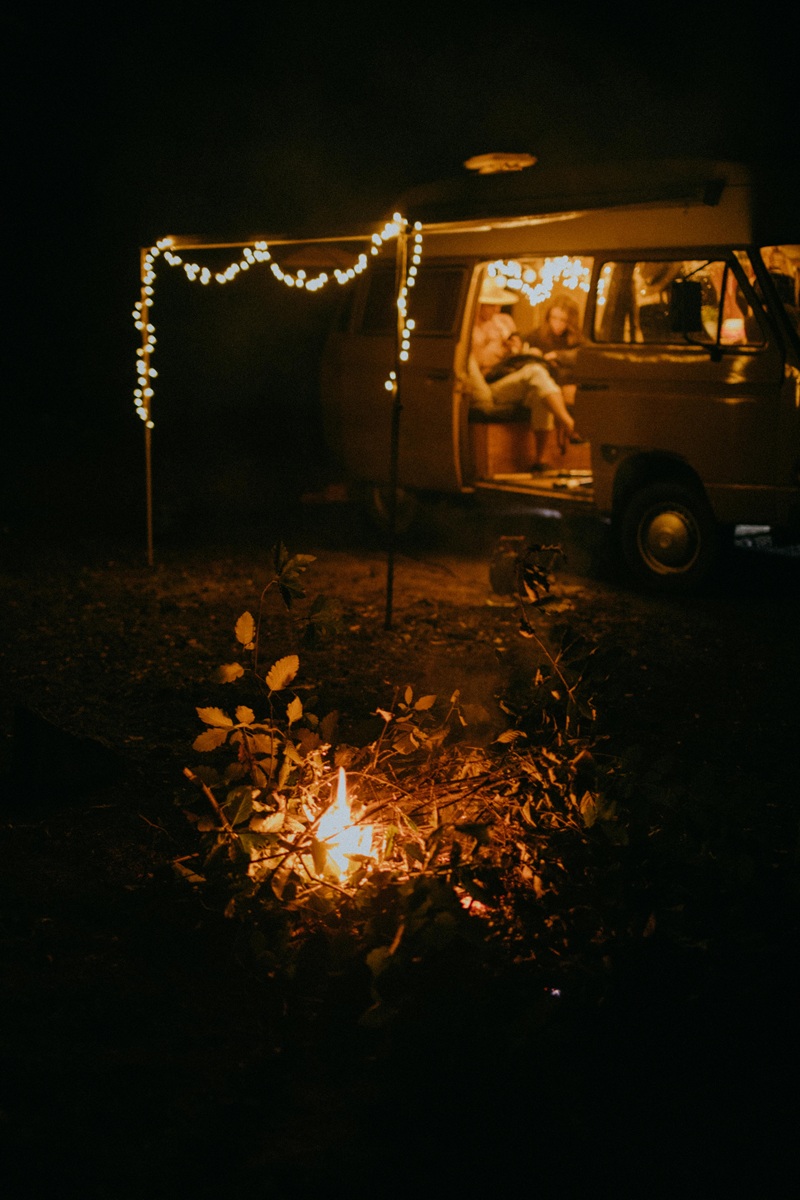electricite-van-fourgon-camionnette Un camion avec de l'électricité et un feu de camps
